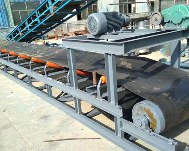 砂石皮帶輸送機(jī)多少錢(qián)一下，材質(zhì)一樣嗎？