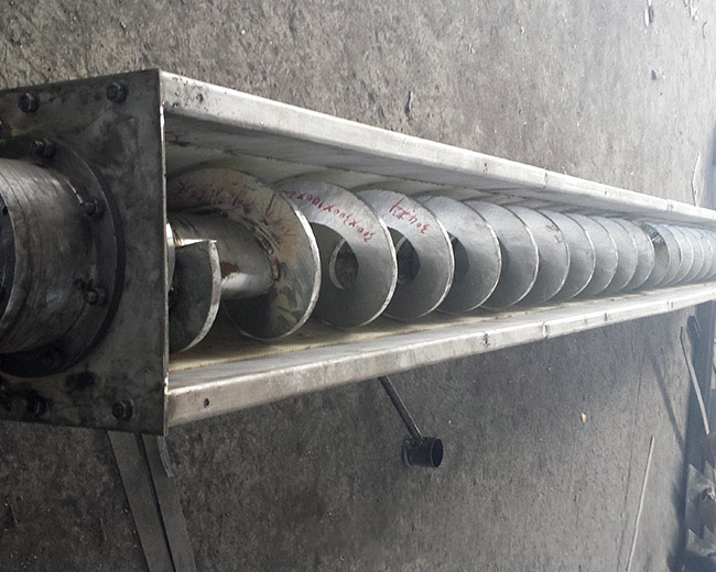 不銹鋼螺旋輸送機(jī)葉片撕裂、軸裂縫、軸段斷裂處理