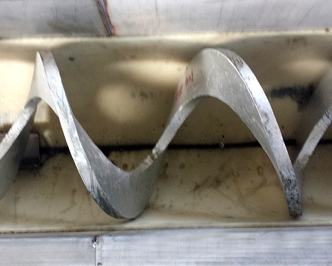 不銹鋼螺旋輸送機(jī)葉片撕裂、軸裂縫、軸段斷裂處理