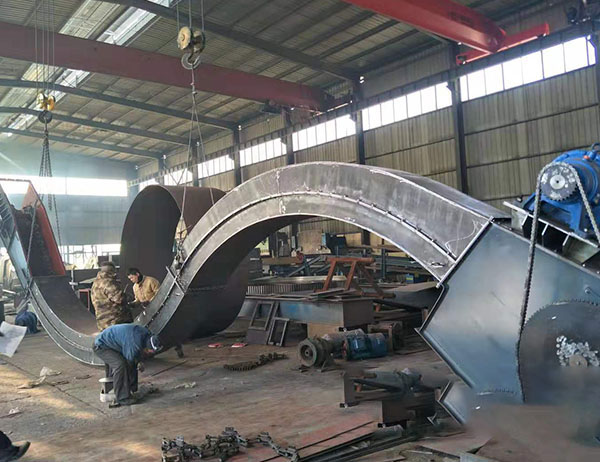 可彎曲刮板輸送機(jī)按工作原理計(jì)算彎度不大于多少！