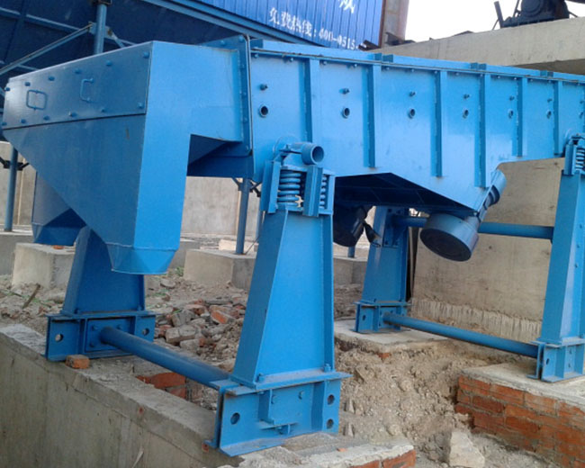 中藥粉振動篩粉機(jī)選用哪種形式篩分機(jī)效果好