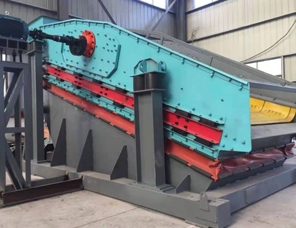 石灰?guī)r加工線用到全有板喂機(jī)、振動(dòng)篩、放礦機(jī)