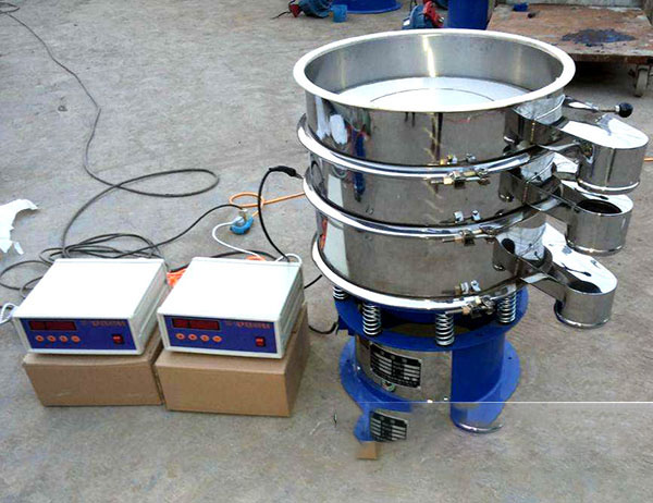 篩分精度比普通振動(dòng)篩可提高1—70%，產(chǎn)量可提高0.5-10倍?？蓡螌优c多層使用，一套智能超聲波發(fā)生器同時(shí)使用三個(gè)換能器。 不產(chǎn)生彈跳球等輔助物對(duì)粉體的污染；在達(dá)到高精度、高網(wǎng)目篩分的同時(shí)，控制較窄的粒度范圍。