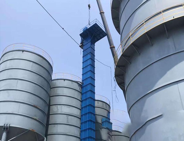 往復(fù)式提升機輸送物料質(zhì)量不能大，粒度也不能大