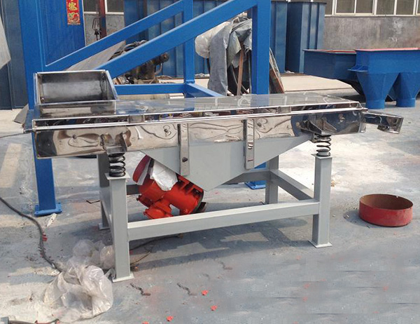 直線式振動(dòng)篩是指物料行走路線程直線方式