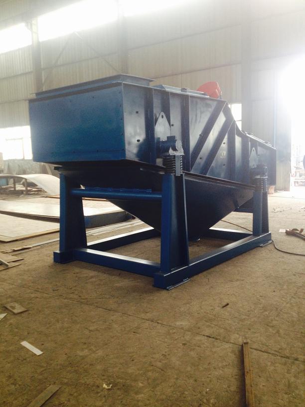 鵝卵石震動篩分設備選用直線振動篩經(jīng)濟實惠價格便宜